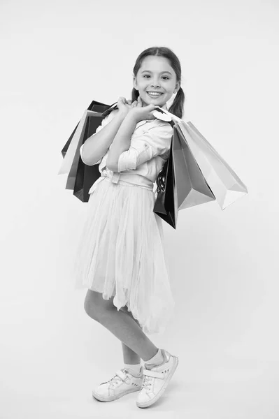 स्कूल की आपूर्ति और कपड़ों पर वापस पैसे बचाने के लिए टिप्स। वापस स्कूल के मौसम के लिए बजट मूल बातें सिखाने. लड़की शॉपिंग बैग ले जाती है। स्कूल के मौसम के लिए तैयार अग्रिम में आपूर्ति कपड़े खरीदें — स्टॉक फ़ोटो, इमेज