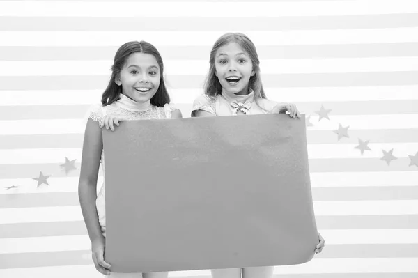A gyerekek reklámoznak. reklámozza a termékét. mosolygó kislányok, a gyerekek kék reklámplakátot tartanak a másolóhelynek. kislányok kék papírral. — Stock Fotó