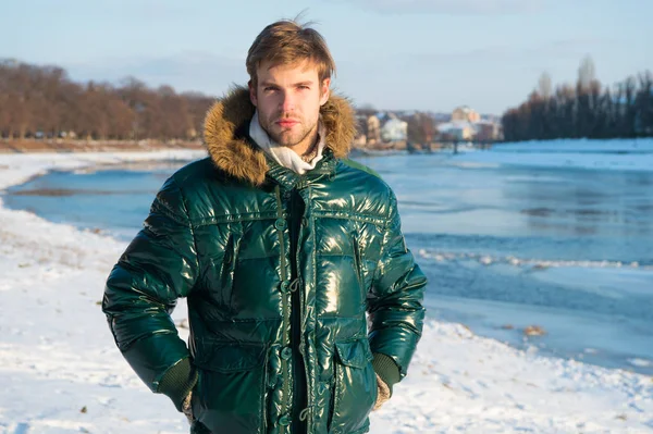 Gelukkig wintervakantie. Griep en koud. Warme kleren voor koude seizoen. Man reizen in de winter, natuur. Winter mode. Groene warme jas. Sexy man in warme kleding. Wintervakantie. Gevoel cozy — Stockfoto