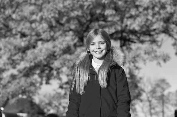 Fröhliche kleine Mädchen haben Spaß im Herbst. kleines Mädchen glücklich lächelnd an sonnigen Tagen im Freien. Der Spaß hat gerade erst begonnen. Herbst färbt die Blätter gelb — Stockfoto