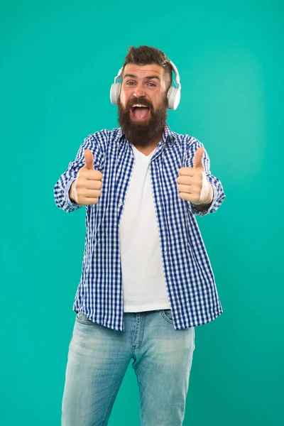 Excellent son. Concept de bibliothèque musicale. gadgets technologiques tous les amateurs de musique devraient avoir. La musique toujours avec moi. Homme écoutant la chanson dans les écouteurs. Meilleurs cadeaux pour les mélomanes. Casque barbu hipster porter — Photo