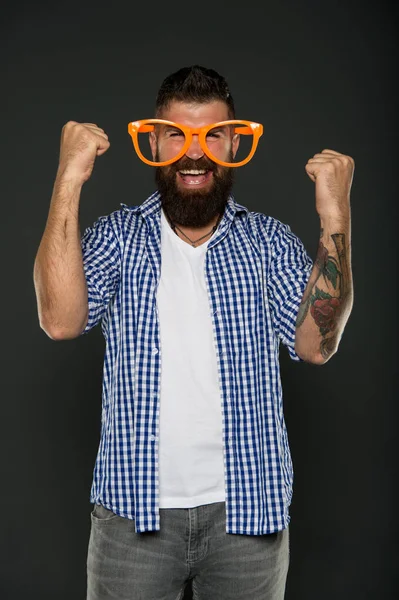 Positieve psychologie. Overwinnen leven problemen met de glimlach. Geluk en positief. Blijf positief. Man brute bebaarde hipster slijtage grappige brillen accessoire. Menselijke sterke en deugden. Positieve stemming — Stockfoto