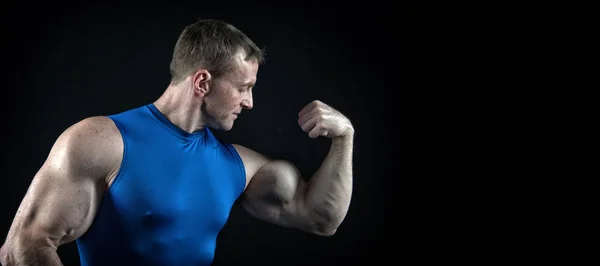 Guapo culturista hombre con entrenamiento muscular en el gimnasio —  Fotos de Stock