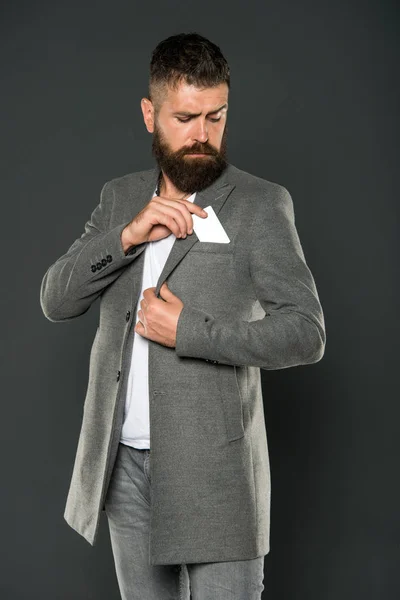 Kredi kartı olan bir işadamı. Hipster sakallı vahşi adam. takım elbiseli kendine güvenen bir işadamı. İş modası ve kıyafet kuralları. Sakallı adam. Erkek resmi moda. Olgun. Para kazanın kolay iş ipuçları — Stok fotoğraf