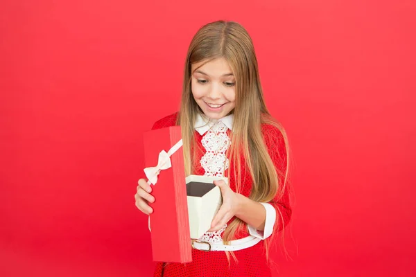 Familie en liefde. Childrens dag. klein meisje kind. School onderwijs. Goede ouderschap. Kinderopvang. Gelukkig klein meisje op rode achtergrond. Jeugd geluk. opening verjaardagscadeau. Kijk maar naar dat — Stockfoto