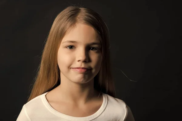 Kind met schattig gezicht, lang gezond haar — Stockfoto