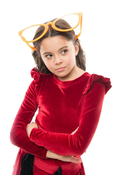 Menina de óculos de festa. Infância e felicidade. Dia das crianças. Moda e estilo infantil. menina pequena saudação verão. Retrato de criança. Festa de aniversário. Perdida em seu conto de fadas — Fotografia de Stock