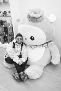 Reykjavik, İzlanda - 12 Ekim 2017: Hello Kitty oyuncağıyla insan gezgini. Boş zaman yolcusu. Merhaba yakışıklı. Hello Kitty, Japon firması tarafından üretilen bir çizgi film karakteri.