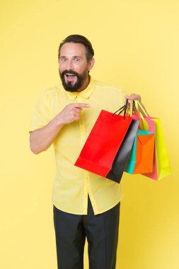 Gerçek mutluluk. Bıyıklı, vahşi, beyaz bir hippi. Alışveriş. Alışveriş torbalı sakallı adam. İyi tatiller. Alışveriş merkezinde büyük indirim var. Sakallı, olgun bir hippi. Alışveriş mutluluğu