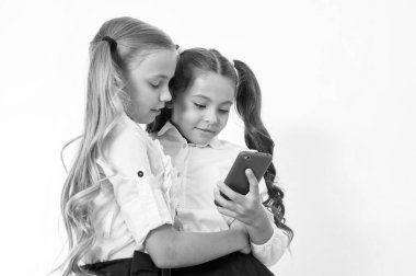 Eğitim uygulaması. Online eğlence kavramının. Şirin kız öğrenciler öğrenciler smartphone onay sosyal ağlar kullanır. Göndermek mesaj arkadaş. Çevrimiçi iletişim mesajlaşma. Sörf ilginç web sitesi