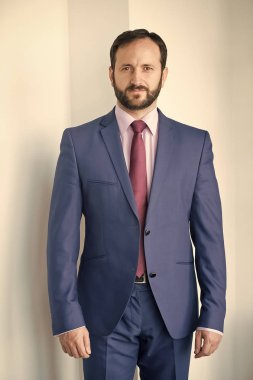 Mavi takım elbiseli sakallı adam.