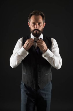Adam adam beyaz gömlek ve klasik yelek kıyafet sakallı. Resmi kıyafeti. Şık kıyafet olgun adam. Bak, siluet iyi bak. Yaşına göre giyinmeyi. Şıklığı ve erkek tarzı. Şık stili