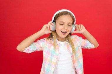 Kız çocuğu dinle müzik modern kulaklıklar. Müzik hesap abone ücreti almak. Müzik konsepti tadını çıkarın. Müzik her zaman benimle. Boş zaman kavramı. Şarkı kulaklık dinle küçük kız. Online radyo istasyonu Kanal