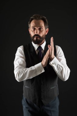 Yaşına göre giyinmeyi. Şıklığı ve erkek tarzı. Şık tarzı. Adam adam beyaz gömlek ve klasik yelek kıyafet sakallı. Resmi kıyafeti. Şık kıyafet olgun adam. Bak, siluet iyi bak
