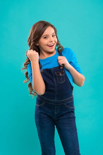 Día internacional de los niños. Moda de niño pequeño. niña pequeña con el pelo perfecto. Niña feliz. Belleza y moda. Felicidad infantil. Cada detalle debe ser perfecto. Jóvenes y despreocupados — Foto de Stock