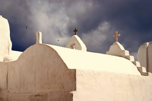 Kuppel und Kreuze in Mykonos, Griechenland. Kapellenbau Detailarchitektur. weiße Kirche am wolkenverhangenen blauen Himmel. Religion und Kultkonzept. Sommerurlaub auf Mittelmeerinsel — Stockfoto