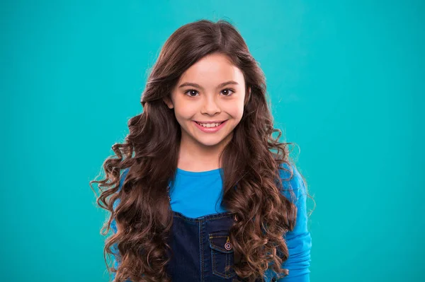 Felicidad infantil. Moda de niño pequeño. Día internacional de los niños. niña pequeña con el pelo perfecto. Niña feliz. Moda y belleza. En su propio estilo —  Fotos de Stock