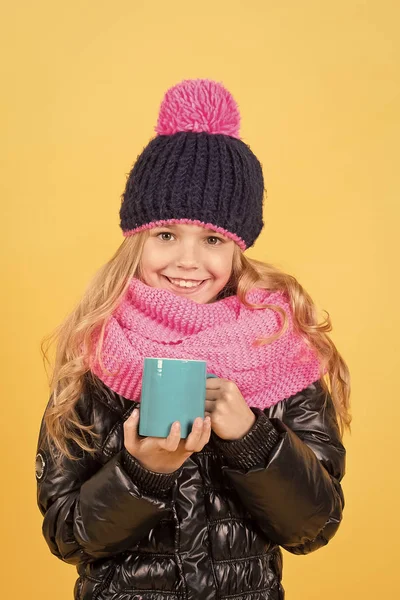 Fille au chapeau, écharpe rose, veste noire avec tasse — Photo