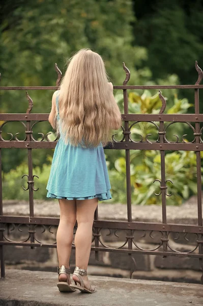 Małe dziecko dziewczyna w niebieskiej sukience odkryty — Zdjęcie stockowe