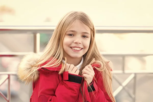 Chica con pelo largo rubio sonrisa al aire libre — Foto de Stock