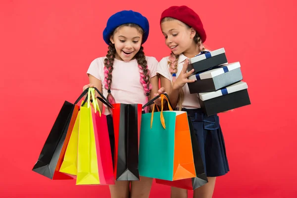 友情と姉妹。国際子供の日。誕生日とクリスマスのプレゼントします。買い物袋と小さな女の子の子供たち。ショッピング モールで大特売。幸せなオンライン ショッピングします。ショッピングの後 — ストック写真