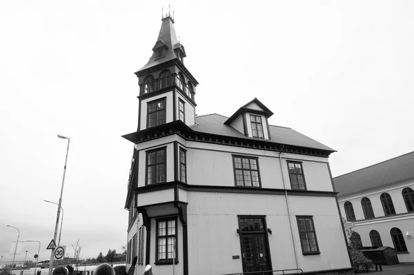 美丽古老的建筑理念。建筑斯堪的纳维亚风格与塔或尖顶。斯堪的纳维亚的建筑设计理念。北欧建筑外墙。典型斯堪的纳维亚外部 — 图库照片