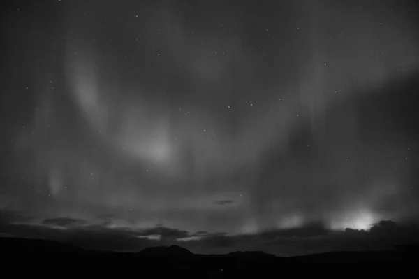 Posto migliore vedere aurora boreale. Miracoli della natura. Aurora cielo scuro. Incredibili fenomeni naturali. Quando è il momento migliore per vedere le luci del nord. Posto per vedere le luci del nord. Cielo nero chiaro del Nord con stelle — Foto Stock