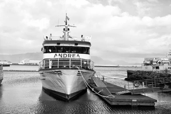 Reykjavik, Islandia - 14 de octubre de 2017: barco en muelle marítimo. Viajando en barco. Estamos viajando por el mundo en barco andrea. Viajar con los profesionales —  Fotos de Stock