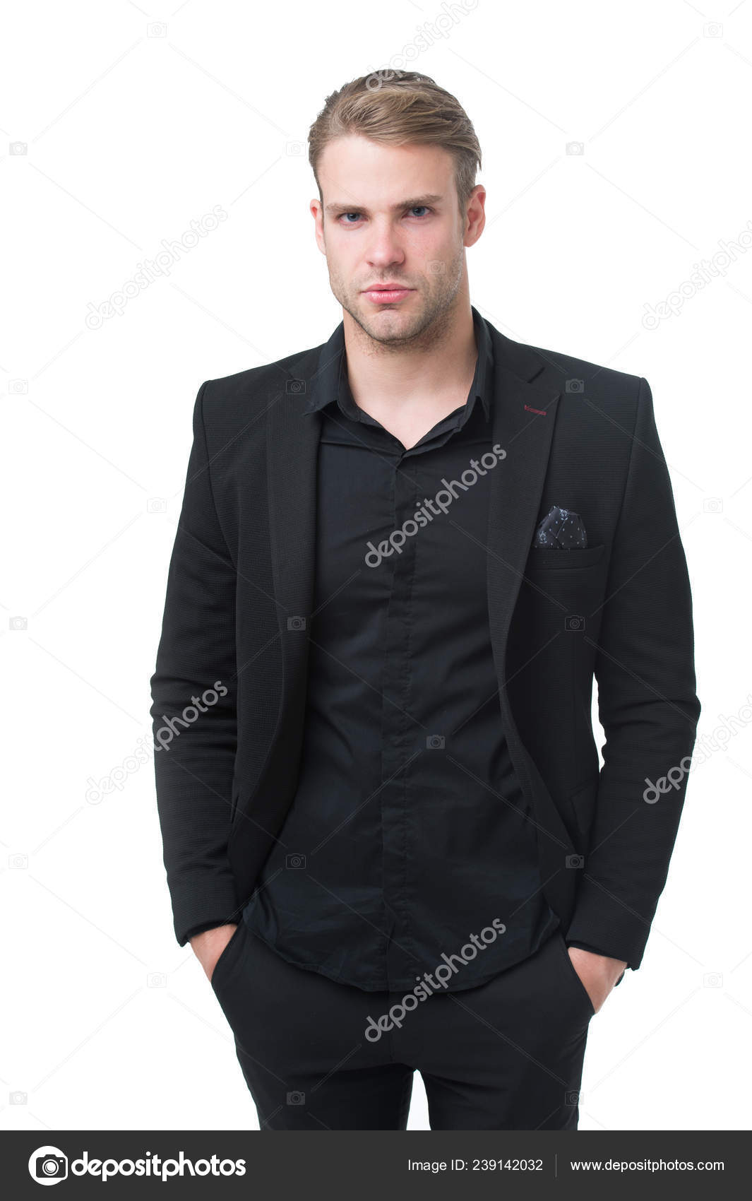 Regras para usar toda a roupa preta. Tendência da moda preta. Homem  elegante gerente vestir roupa