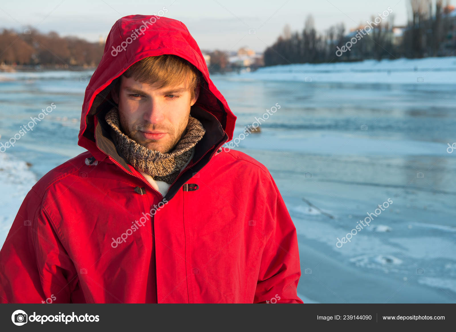 Homme sexy en vêtements d'hiver. Vêtements chauds pour la saison froide.  Homme voyageant en hiver