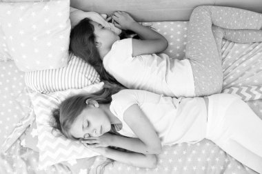 Tatlı rüyalar. tatlı rüyalar iki küçük kız yatakta uyuyor. küçük kız kardeş geceleri uyku.