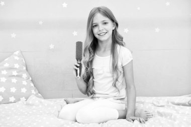 Saç düzgünce taramak için organik yağlı bir maske ya da saç kremi. Güzellik salonu ipuçları. Uzun kıvırcık saçlı, gri saçlı bir kız çocuğu. Çocuk kıvırcık saç stili şirin görünüyor. Saç fırçası ya da tarak.