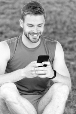 SMS kavramı. mutlu adam telefonla sms yazmak. SMS bağlantısı ve online bloglama. gülümseyen adam birine SMS mesaj yazma. Ondan çok güzel mesaj.