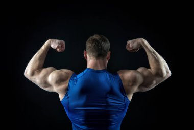 kas vücut eğitim salonunda yakışıklı vücut geliştirmeci adamla