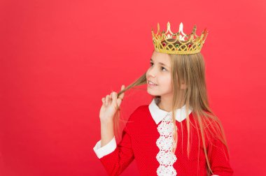 Çocukluk mutluluk. Aile ve aşk. Çocuk günü. İyi ebeveynlik. Çocuk Bakımı. küçük kız çocuğu. Okul. kırmızı bir arka plan üzerinde mutlu küçük kız. taç Littlle Bayan. kopya alanı. Oynak duygu