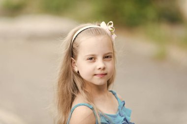 küçük bebek kız mavi yelek açık çok güzel yüzüne ile