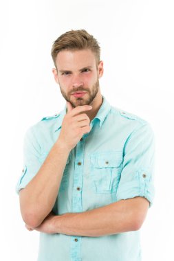 Çözüme yakın. Ciddi yüzü olan beyaz arka plan düşünen bir adam. Düşünceli adam çenesine dokunuyor. Düşünceli ruh hali konsepti. Sakallı bir adam. Çözümü düşün. Çözmeyi düşün.