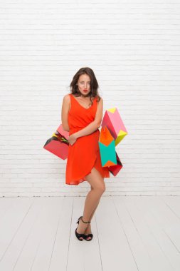Tam sana göre. İnternetten iyi alışverişler. İyi tatiller. Son hazırlıklar. Alışveriş merkezinde büyük indirim var. Mutlu kadın alışverişe gider. Moda. Kara Cuma satışları. Alışveriş torbalı çılgın kız.