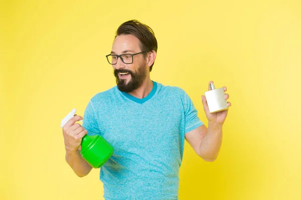 Cuidado facial. Moda masculina. Hombre barbudo. Hipster maduro con barba. brutal hipster caucásico con bigote. Servicio doméstico. hombre soltero con aerosol botella y perfume. qué elegir —  Fotos de Stock