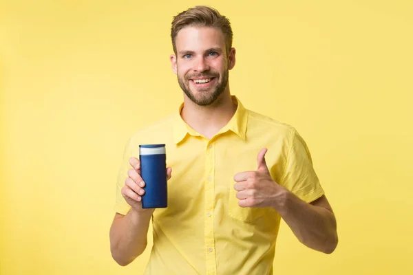 Moda masculina. Hipster maduro con barba. tipo caucásico con bigote. Hombre barbudo. Cuidado facial. hombre sobre fondo amarillo. Afeitarse con diversión. lavar el cabello con champú — Foto de Stock