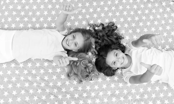 Παιδιά Δείχνουν Την Αντίχειρά Τους Κορίτσια Θέα Στο Κρεβάτι Πυτζάμες — Φωτογραφία Αρχείου
