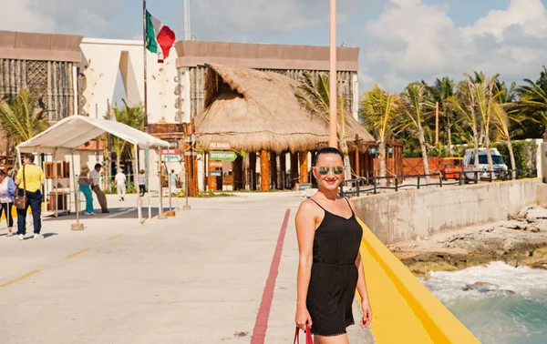 Femme en lunettes de soleil debout sur le quai, Costa Maya, Mexique — Photo