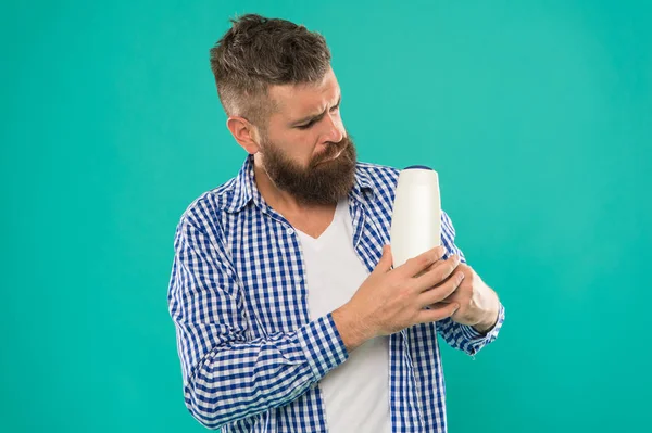 Cura di capelli e barba. Moda maschile. Un uomo barbuto. Peli sul viso e rasatura. hipster maturo con barba. Scegliere shampoo e balsamo per capelli. brutale hipster con i baffi. Sensazione di fresco dopo la doccia — Foto Stock