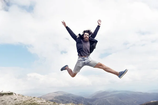 Бородатый мужчина, жестокий кавказский хипстер с усами, прыгающий на гору — стоковое фото