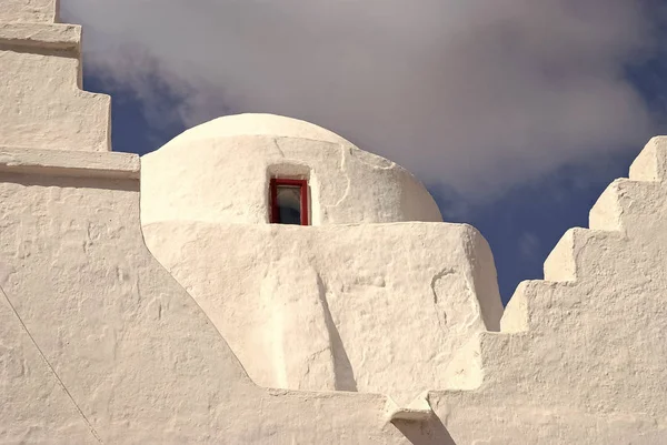 Kuppel mit kleinem Fenster in Mykonos, Griechenland. Details der Architektur des Kapellenbaus. weiße Kirche am wolkenverhangenen blauen Himmel. Religion und Kultkonzept. Sommerurlaub auf Mittelmeerinsel — Stockfoto