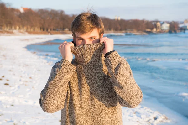 Téli divat. meleg pulóver. Szexi férfi a meleg ruhát. Meleg ruha a hideg évszak. Boldog téli ünnepek. Influenza és hideg. Ember, tél, természet, utazás. Téli felkészülés — Stock Fotó