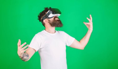 Güç kavramı. Hipster yüz eller güçlü iken yetiştirme bağırarak üzerinde etkileşim içinde sanal gerçeklik. Adam kafa monte ekran ile etkileşim Vr. erkekte Vr gözlük, yeşil arka planda sakallı