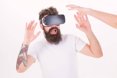 Vr gözlük, beyaz arka planda sakallı adam. Sanal gerçeklik kavramı. Adam kafa monte ekran ile sanal gerçeklik el ile etkileşim. Hipster eğlence için modern teknolojiler kullanın