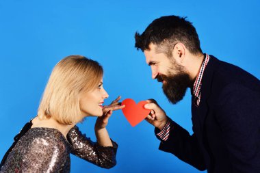 Aşk sembolü kavramı. Kız ve konsantre yüzü olan sakallı adam