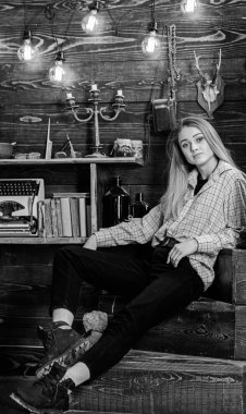 Bayan kareli giysiler içinde rüya gibi yüzünde sevimli ve rahat görünüyor. Kız erkek fatma harcamak zaman içinde hakem ev. Erkek Fatma kavramı. Ahşap vintage iç gündelik kıyafeti kız